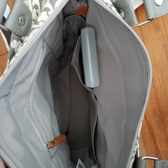 Brand new! Petunia pickle bottom diaper bag - Picture 4 of 4